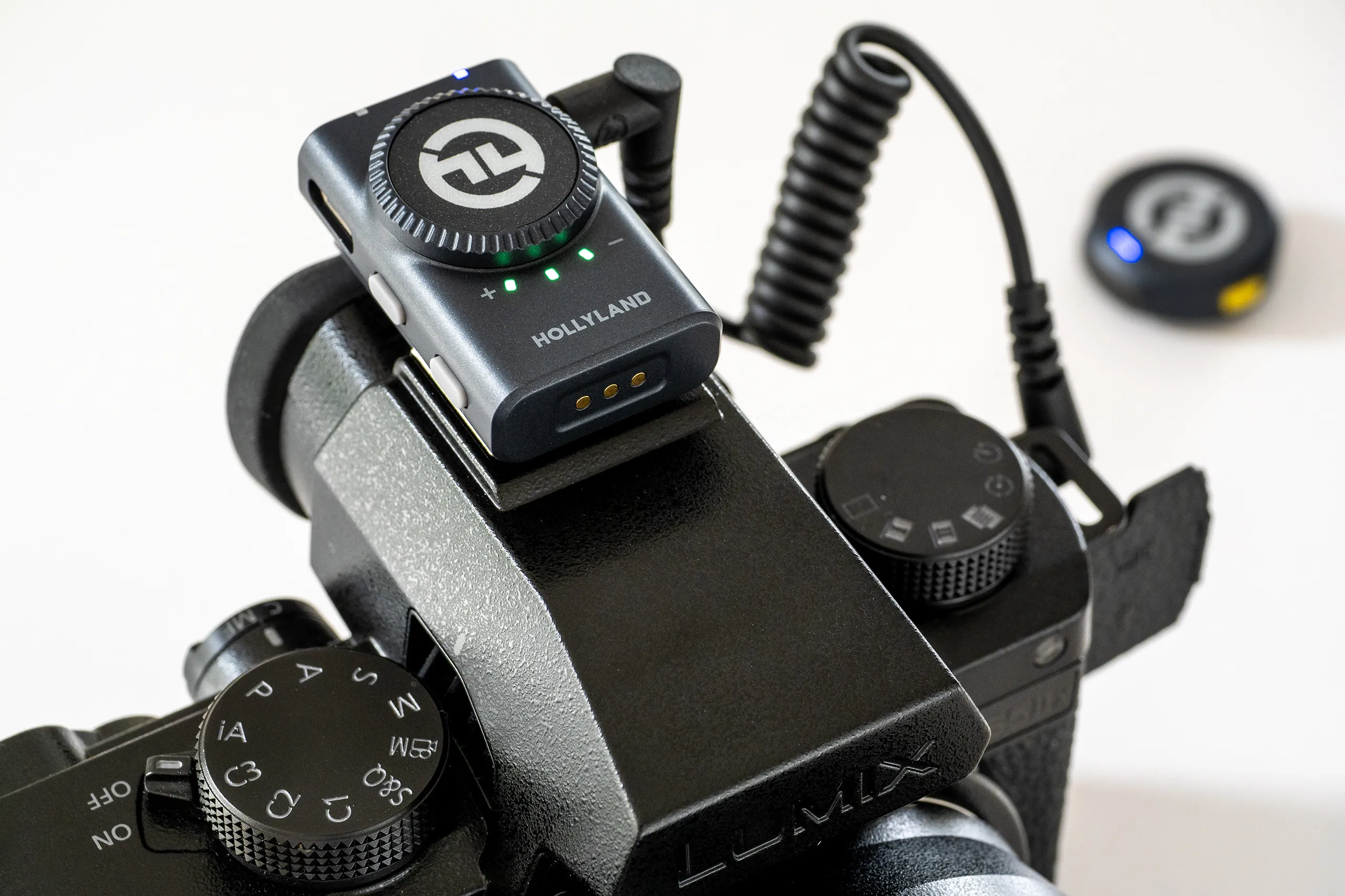 Outdoor vlogger using Hollyland Lark M2 microphone with clear audio capture